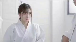 骚气嗲嗲眼镜性感妹子，黑丝高跟鞋撕裆摸逼侧入干了两发